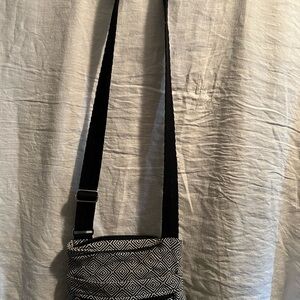 Thirty-One Hipster Black and White diamond purse. Adjustable strap. Pockets+